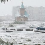 「夏至祭だ！夏が始まるぞー！　あ、雪降ってきた…」　ロシアのヴォルクタで雪が降ってきたため夏至祭が延期される