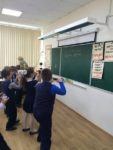 ロシアの今時の小学1年生は黒板をケータイでメモする