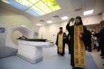 科学と宗教の団結！ロシアの司祭は医療用粒子加速器の悪魔を祓う