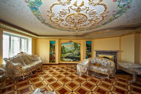 貴族の暮らしに憧れてアパートを宮殿のようにしたロシア人の部屋 おそロシ庵