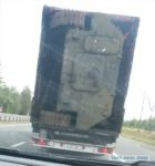 力技で装甲車を積載しているロシアの道路を走るベラルーシのトラックがおそロシア！