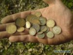 ロシア人「金属探知機を持って発掘にでかけよう!!」