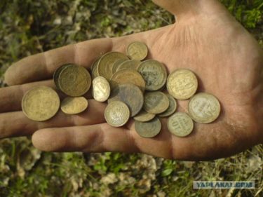 ロシア人「金属探知機を持って発掘にでかけよう!!」