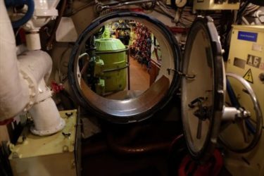 ロシアの潜水艦B-413で学ぶ脱出方法。潜水艦からは魚雷発射管を使い脱出する！！