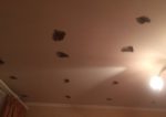 ロシアのアパートで上の階の人がリフォームで夢中になり天井に穴を開けまくる