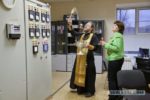 何かあったらロシア人も神頼み！制御盤に聖水をふりかける神父の写真