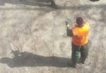 ロシアの公園には楽しそうに遊ぶ工事作業員の男たちがいる！