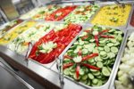 サラダバーまである最近リニューアルされたロシア軍の食堂