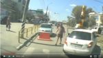ロシアの路上で新たなスポーツが誕生？無意味で容赦無いストリートカーリング
