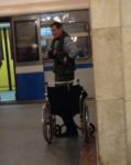 モスクワの地下鉄で起こった奇跡‼寄付されたお金を盗まれた歩けない男が車いすから立ち上がる！